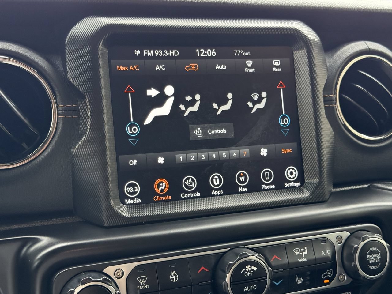 Used 2021 Jeep Wrangler Unlimited Sahara AWD/4WD image 16