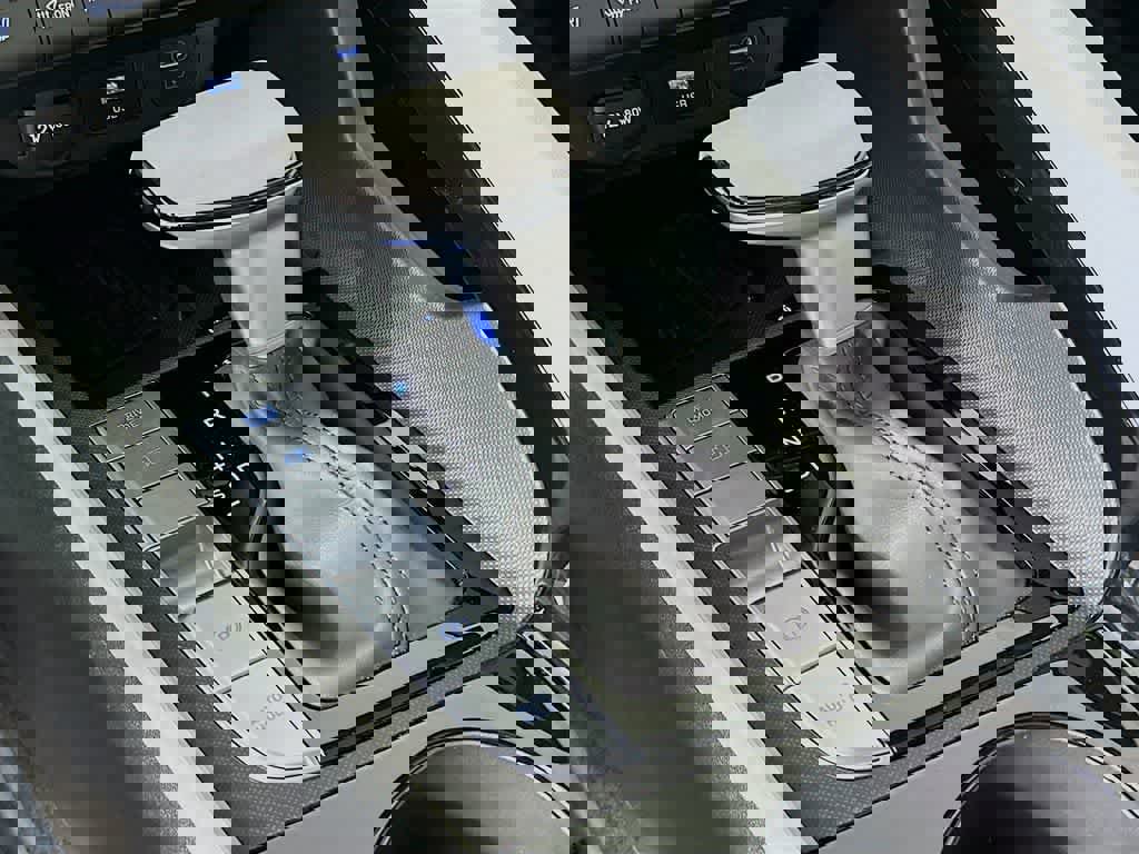 Used 2026 Hyundai Elantra Limited w/ Cargo Package image 19