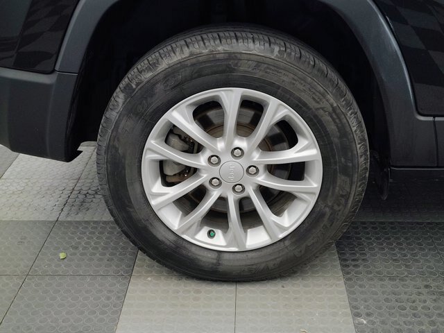 Used 2019 Jeep Cherokee Latitude w/ Cold Weather Group AWD/4WD image 10