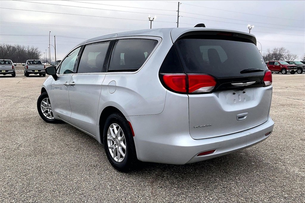 Used 2024 Chrysler Voyager LX image 2