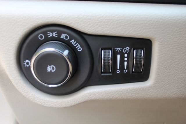 Used 2024 Chrysler Pacifica Touring-L FWD image 33