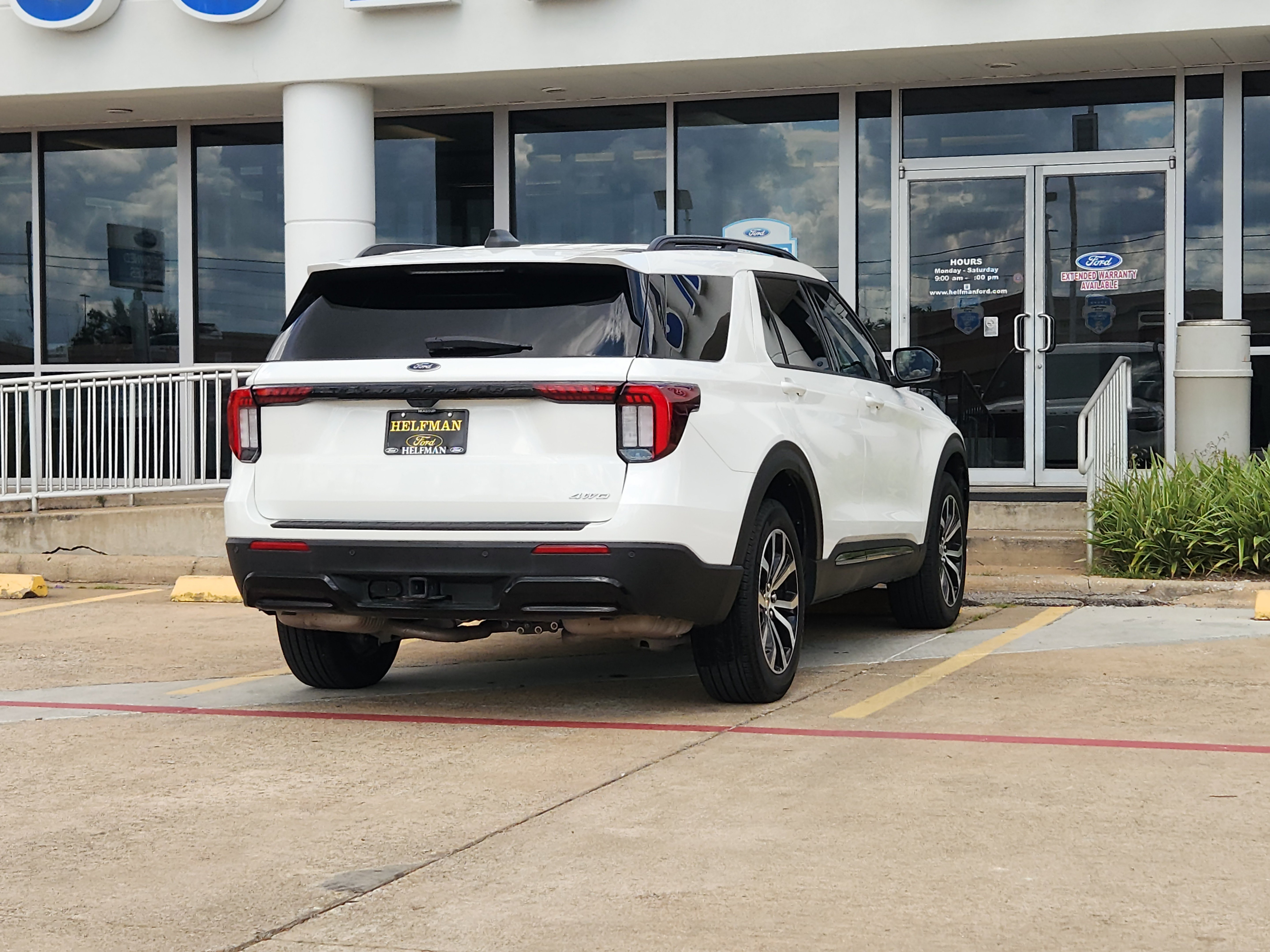 Certified 2025 Ford Explorer ST-Line AWD/4WD image 3