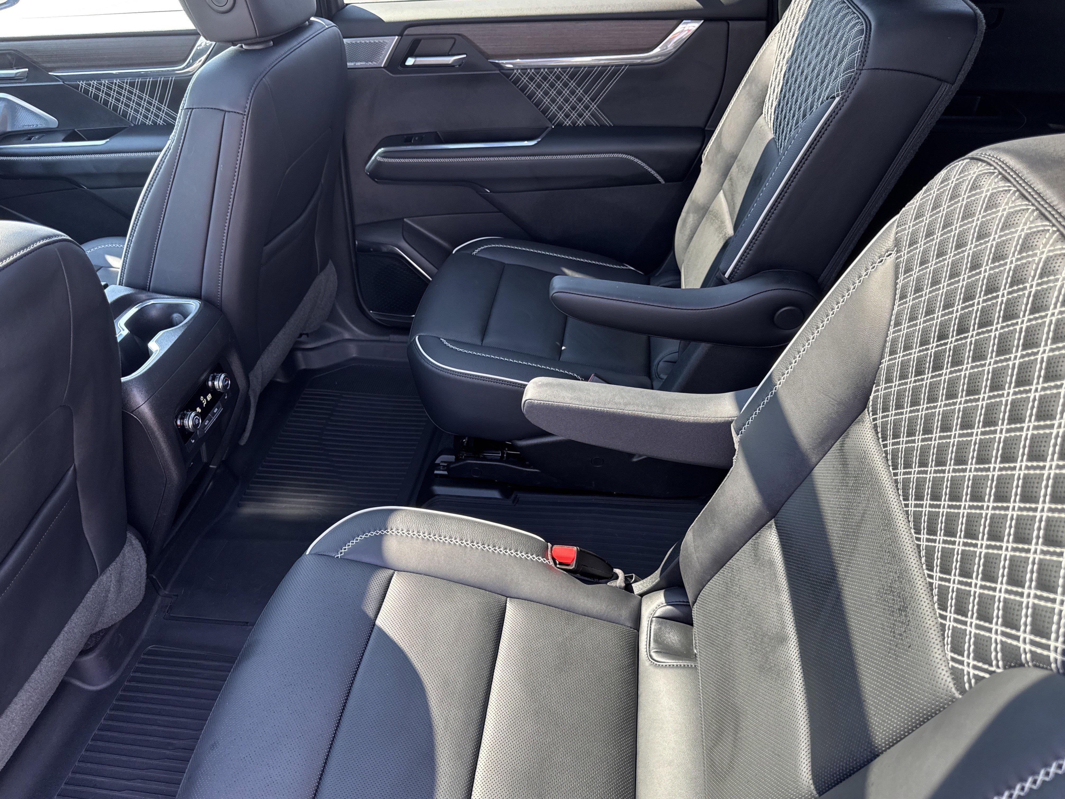 Used 2024 GMC Acadia Denali w/ Super Cruise Package image 25