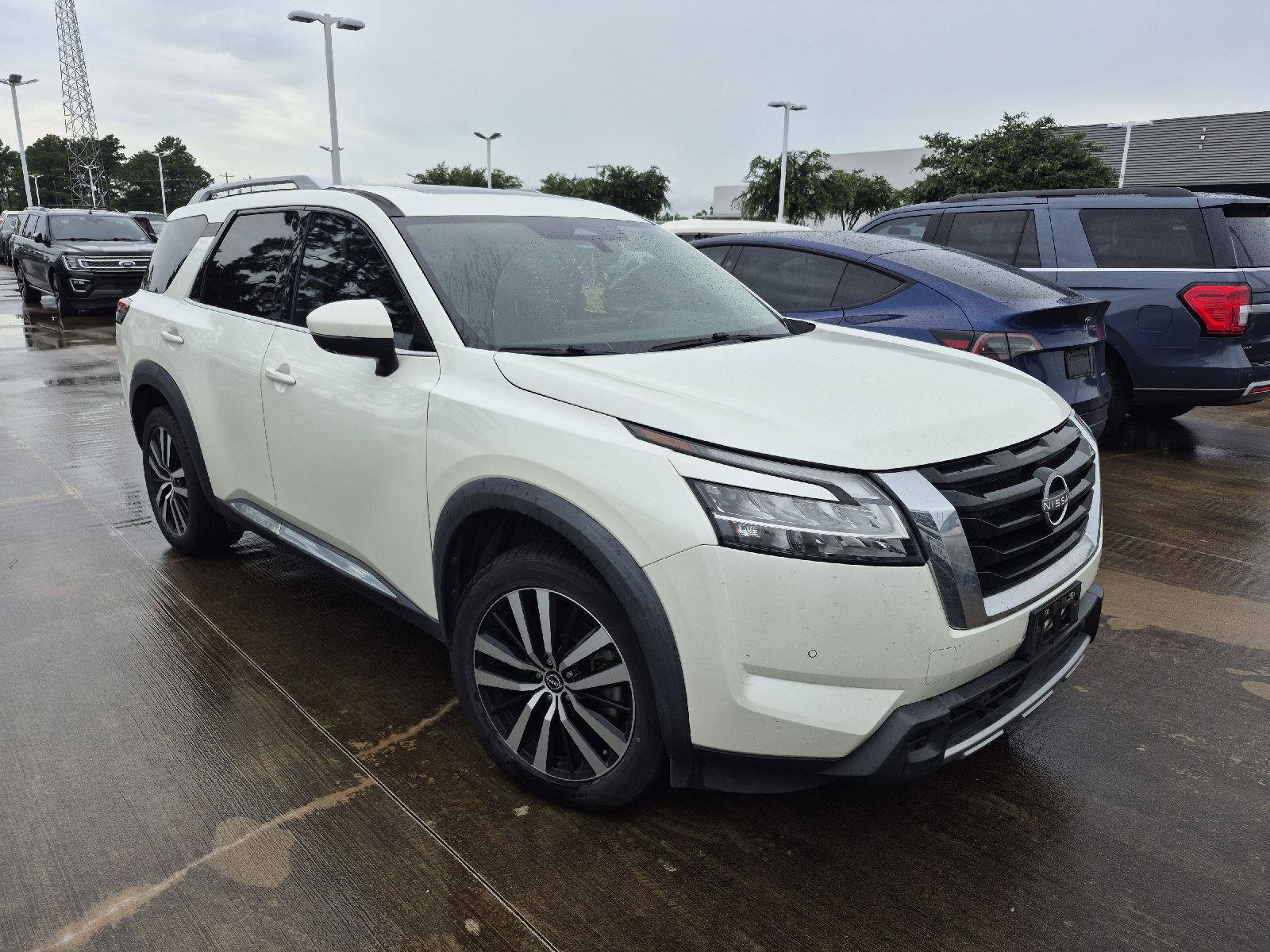Used 2023 Nissan Pathfinder Platinum FWD image 2
