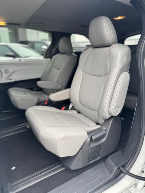 Used 2025 Toyota Sienna XLE image 26