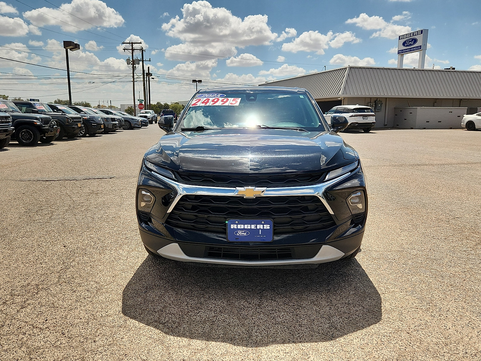 Used 2025 Chevrolet Blazer LT FWD image 2
