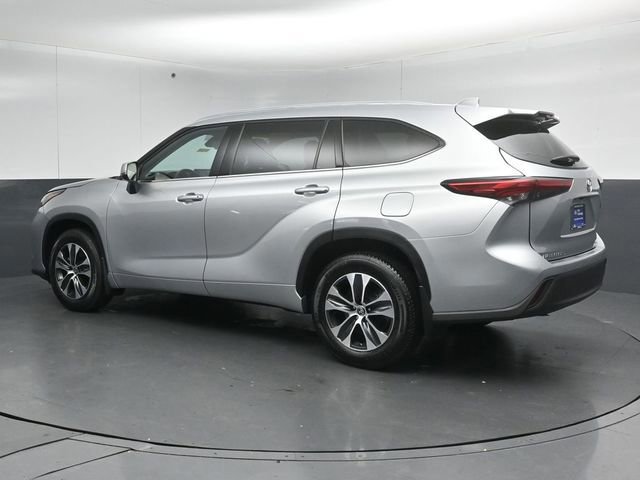 Used 2021 Toyota Highlander XLE AWD/4WD image 8