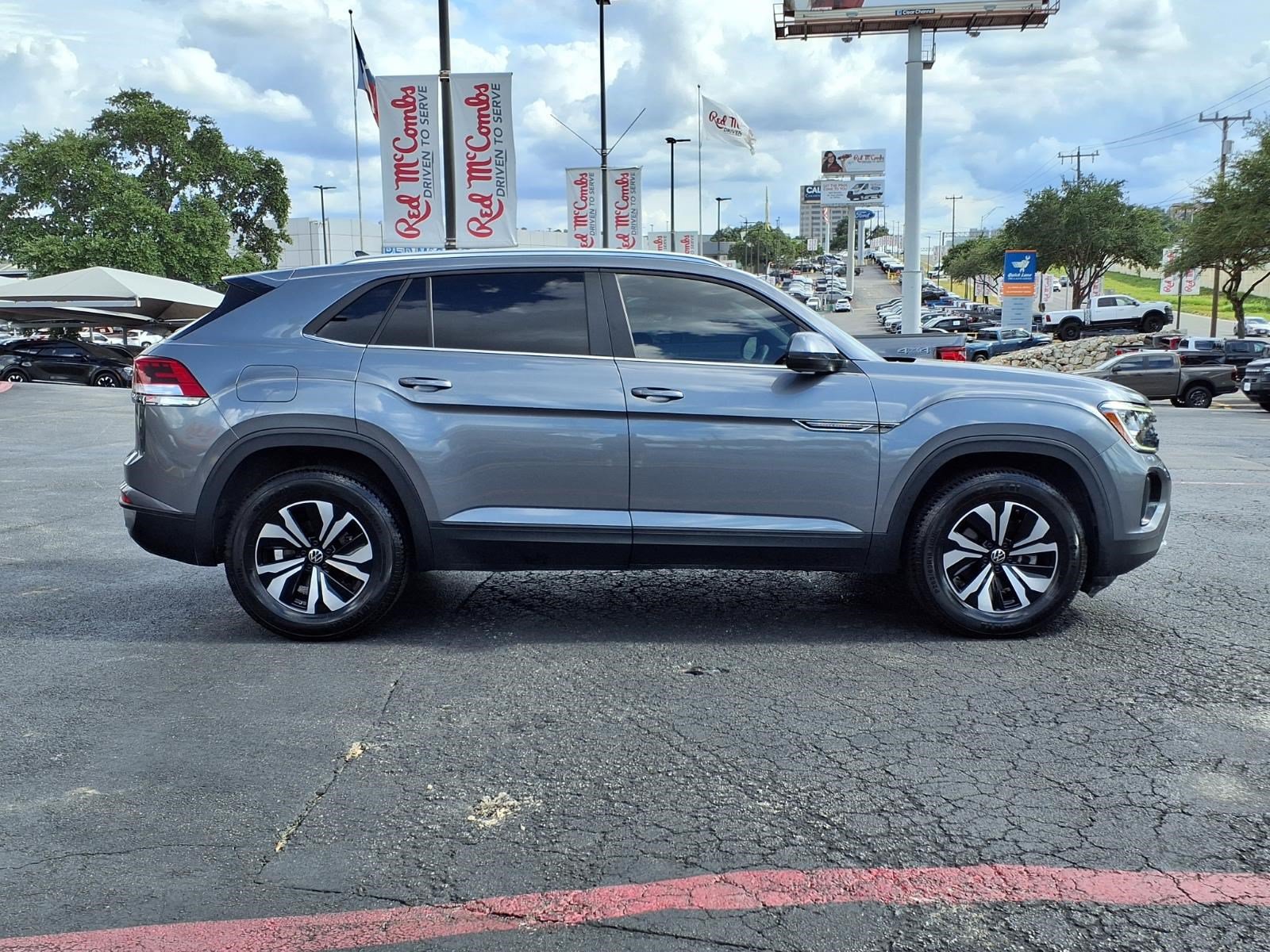 Used 2024 Volkswagen Atlas Cross Sport SE FWD image 5