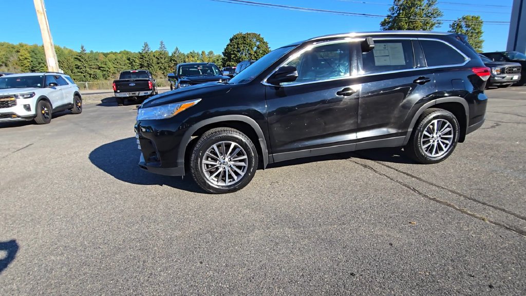 Used 2019 Toyota Highlander XLE w/ Carpet Mat Package (TMS) AWD/4WD image 16