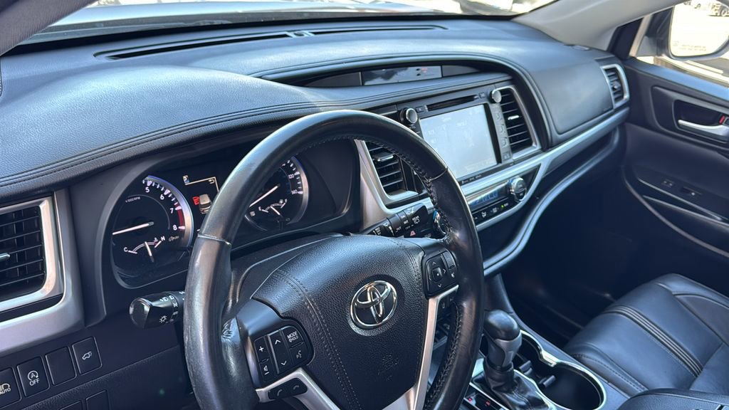Used 2017 Toyota Highlander SE image 21