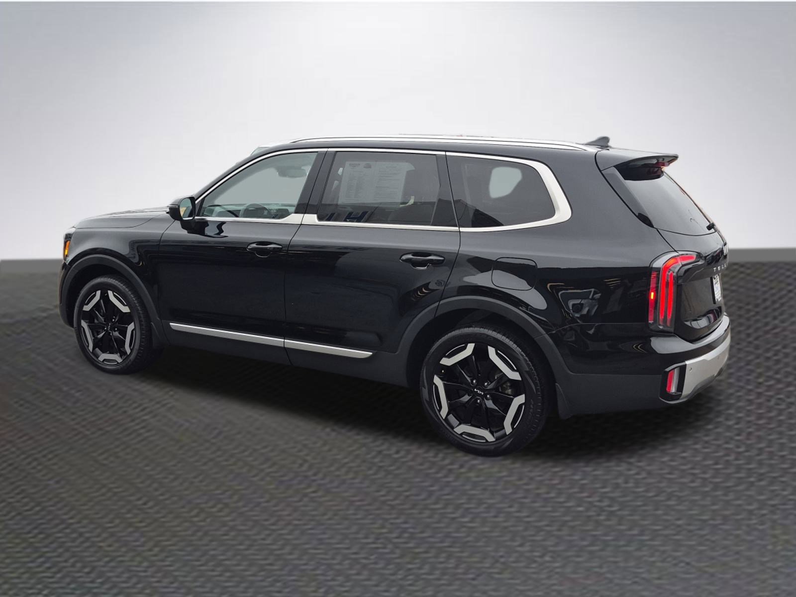 Used 2024 Kia Telluride EX w/ EX Captain's Chair Package image 5