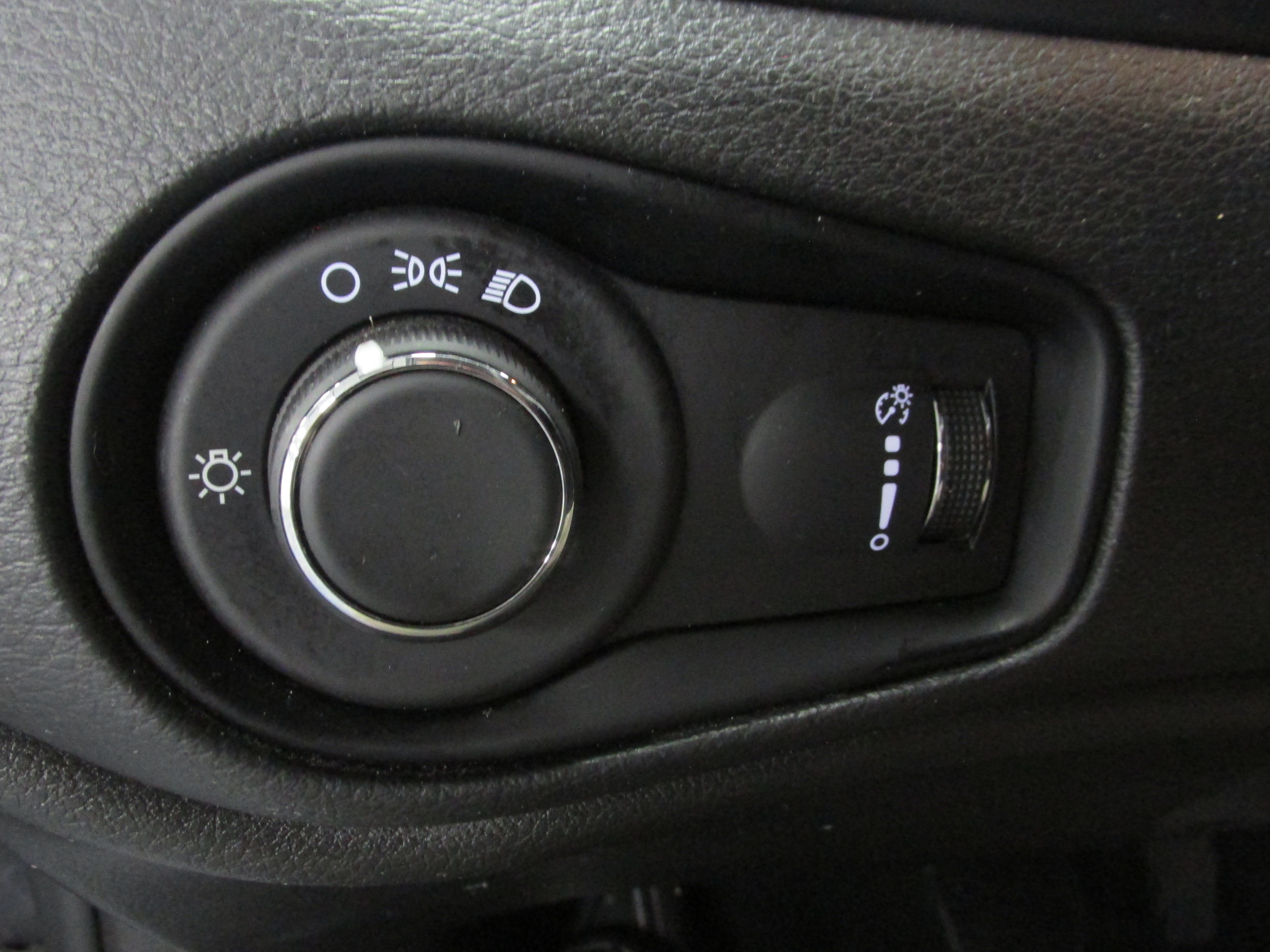 Used 2023 Jeep Renegade Latitude AWD/4WD image 29