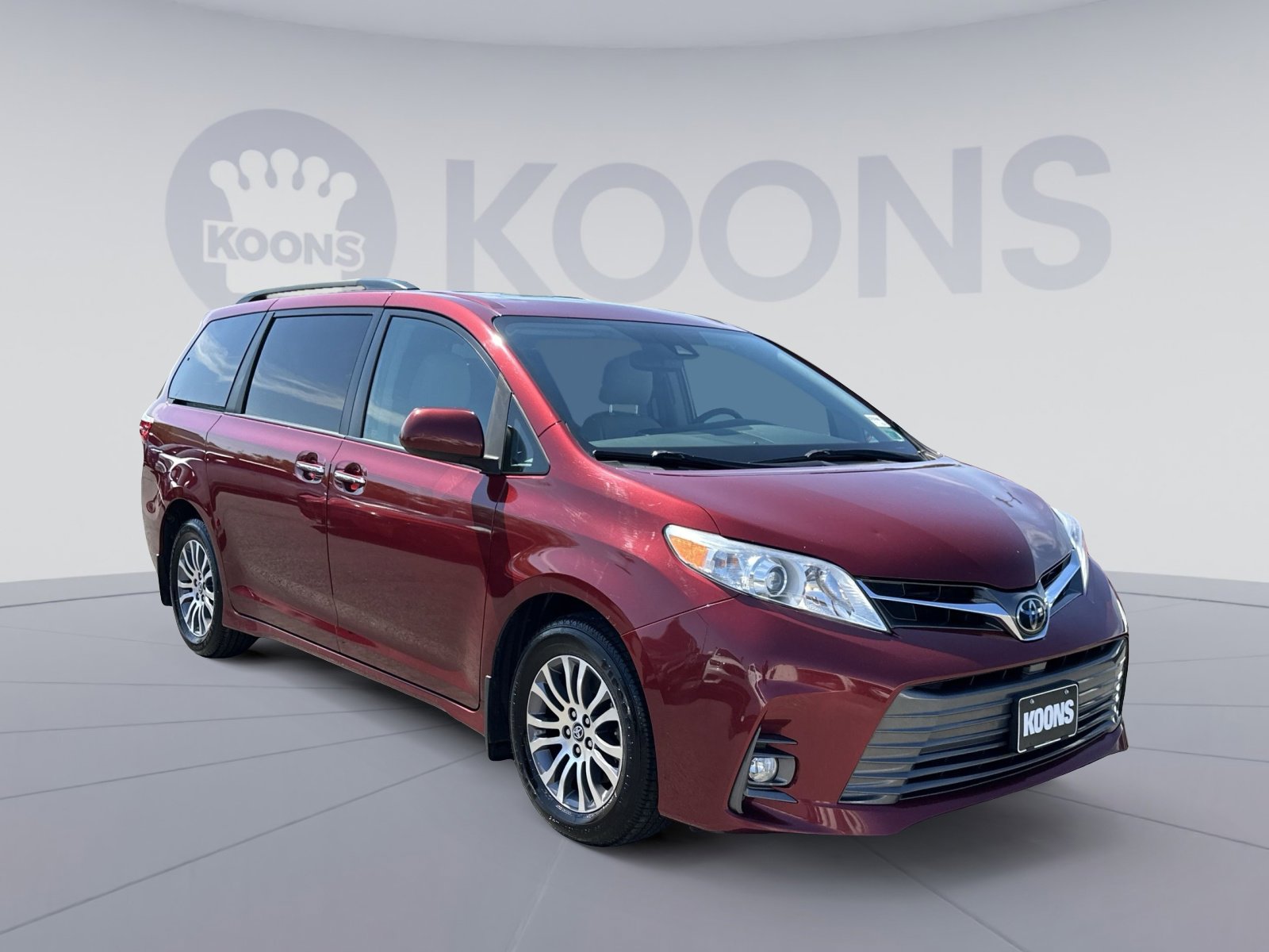 Used 2018 Toyota Sienna XLE w/ XLE Navigation Package FWD image 2