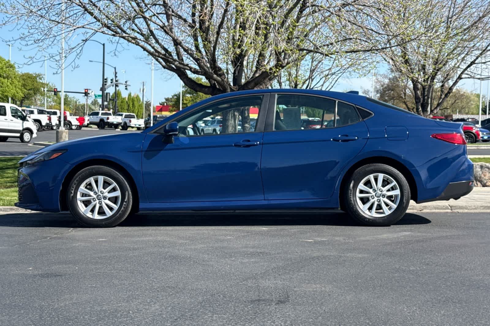 Used 2025 Toyota Camry LE AWD/4WD image 5