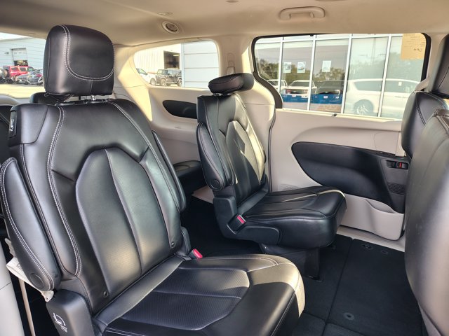Used 2023 Chrysler Pacifica Touring-L FWD image 15