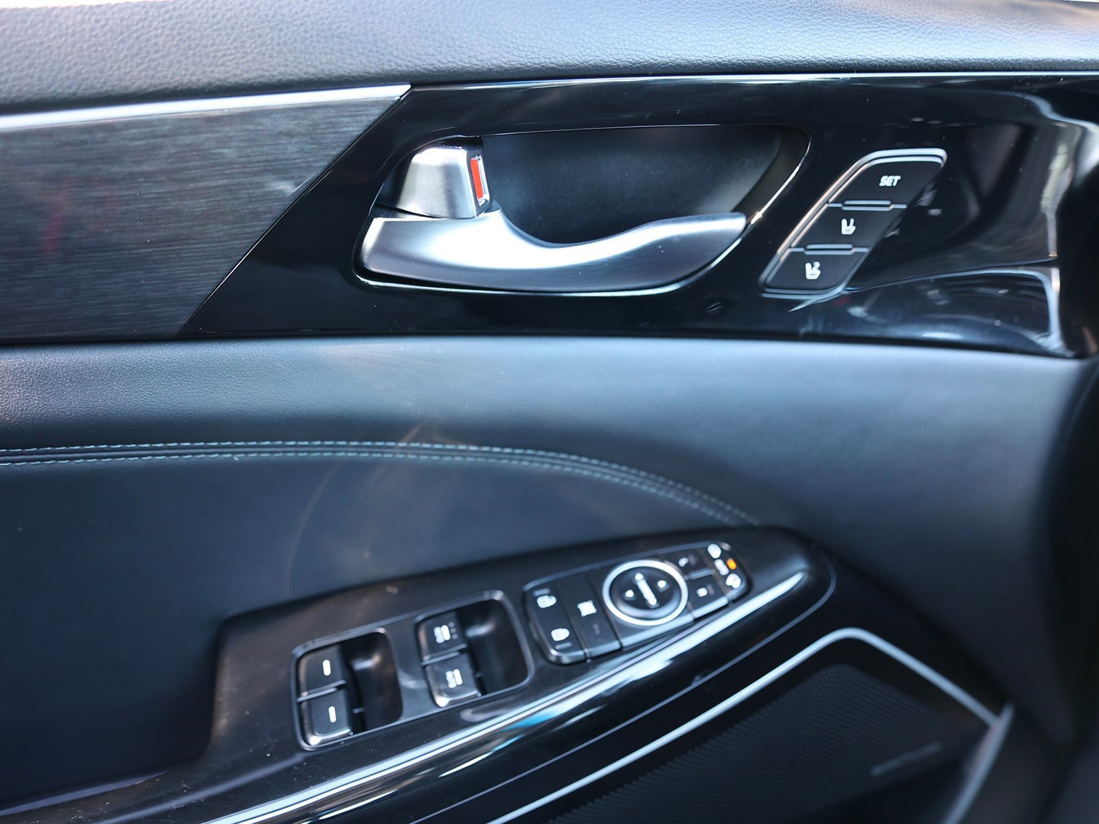 Used 2018 Kia Cadenza Limited w/ Paint Protection Package image 32