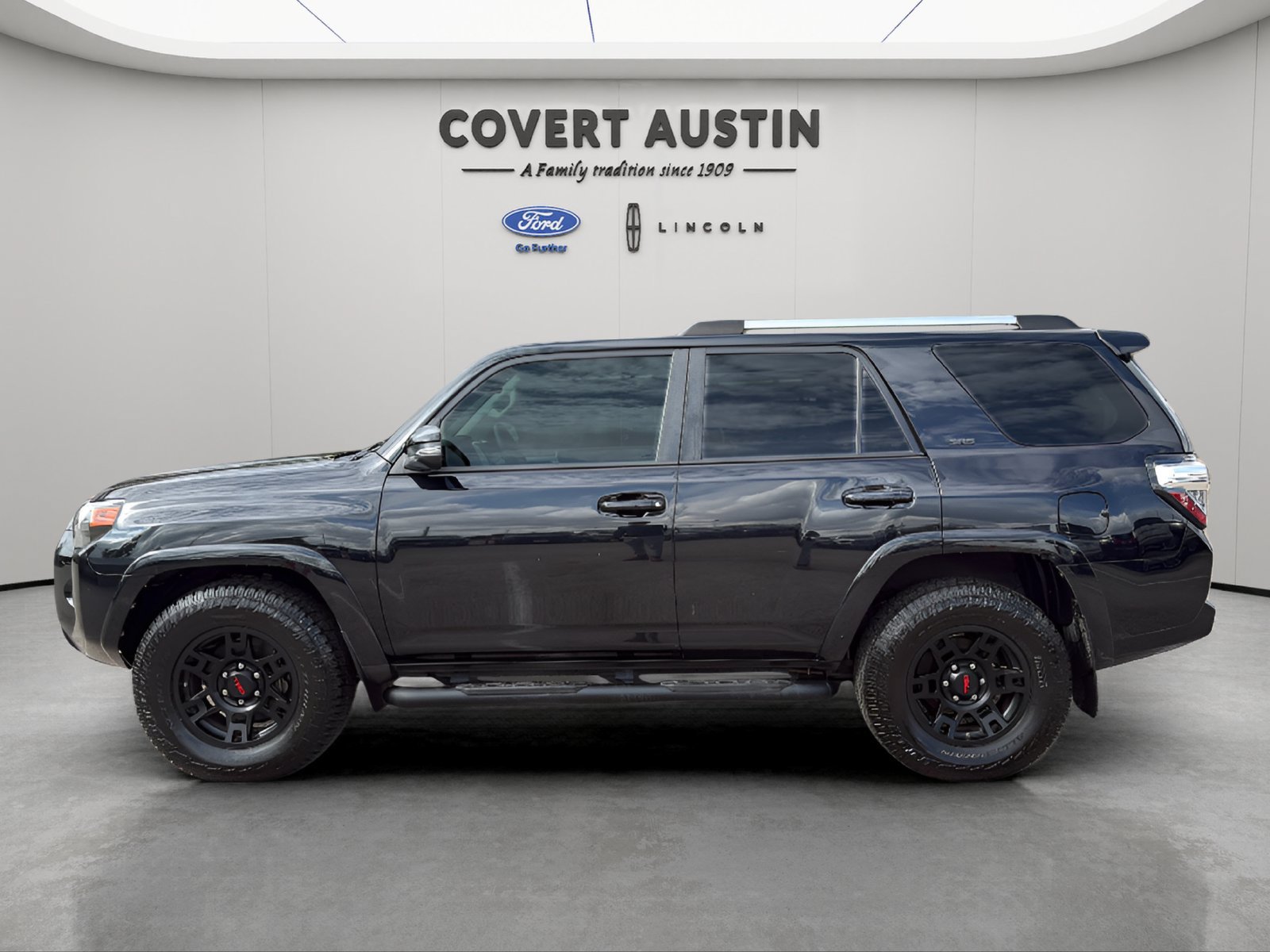 Used 2021 Toyota 4Runner SR5 Premium w/ Moonroof Package RWD image 2
