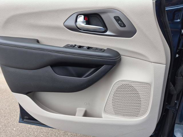 Used 2023 Chrysler Pacifica Touring-L FWD image 14