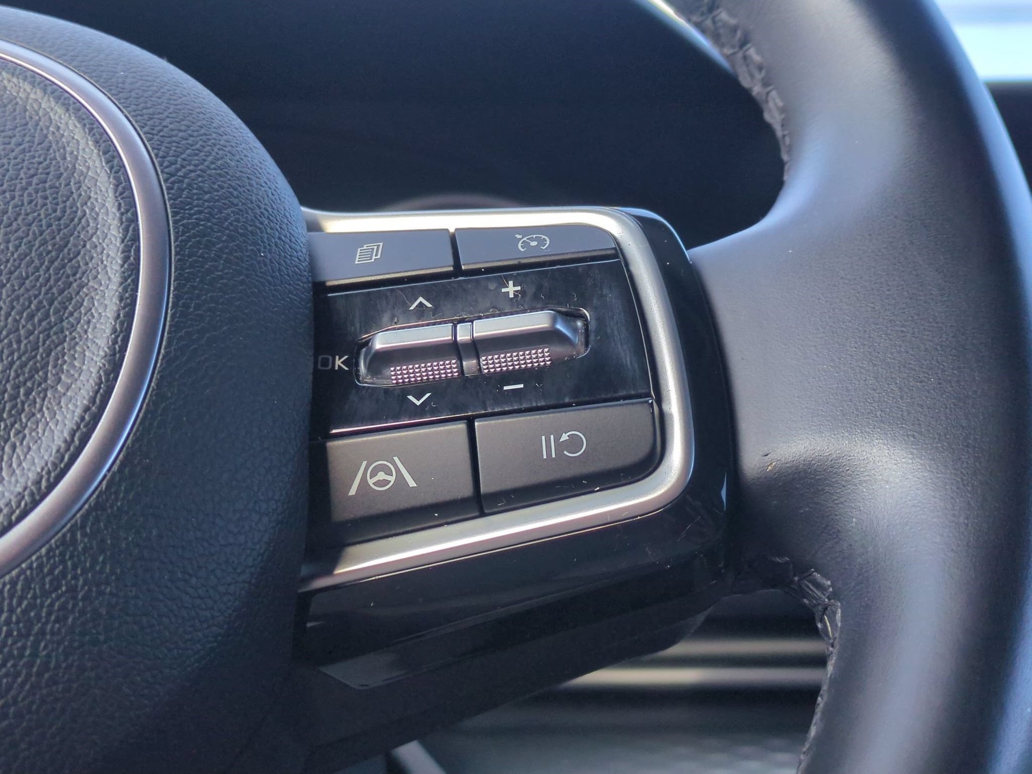 Used 2023 Kia Carnival LX FWD image 17