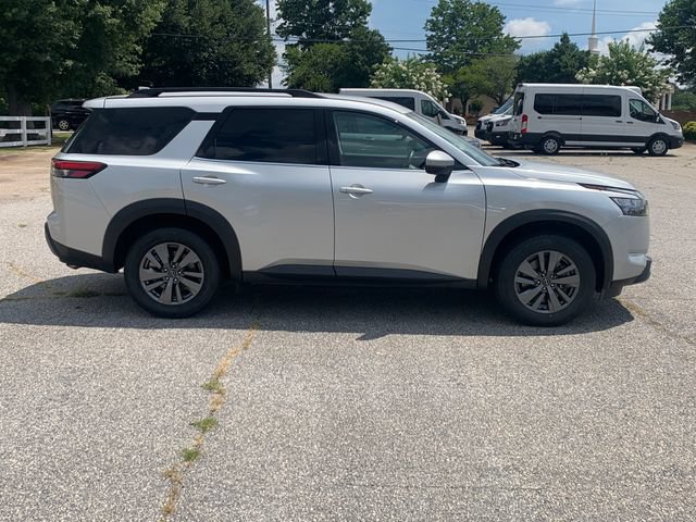 Used 2025 Nissan Pathfinder SV FWD image 4