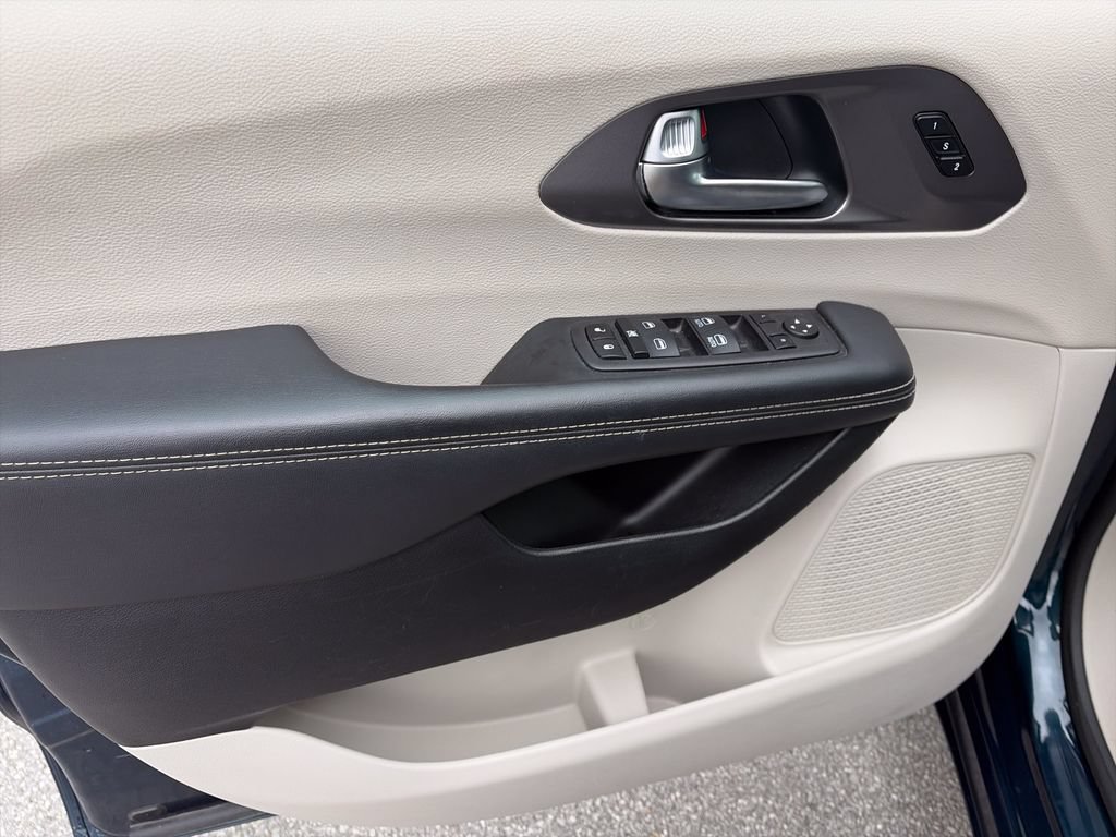 Used 2023 Chrysler Pacifica Touring-L FWD image 18