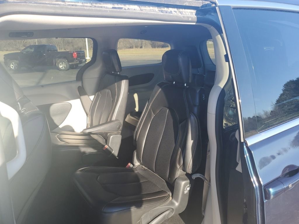 Used 2023 Chrysler Pacifica Touring-L image 6