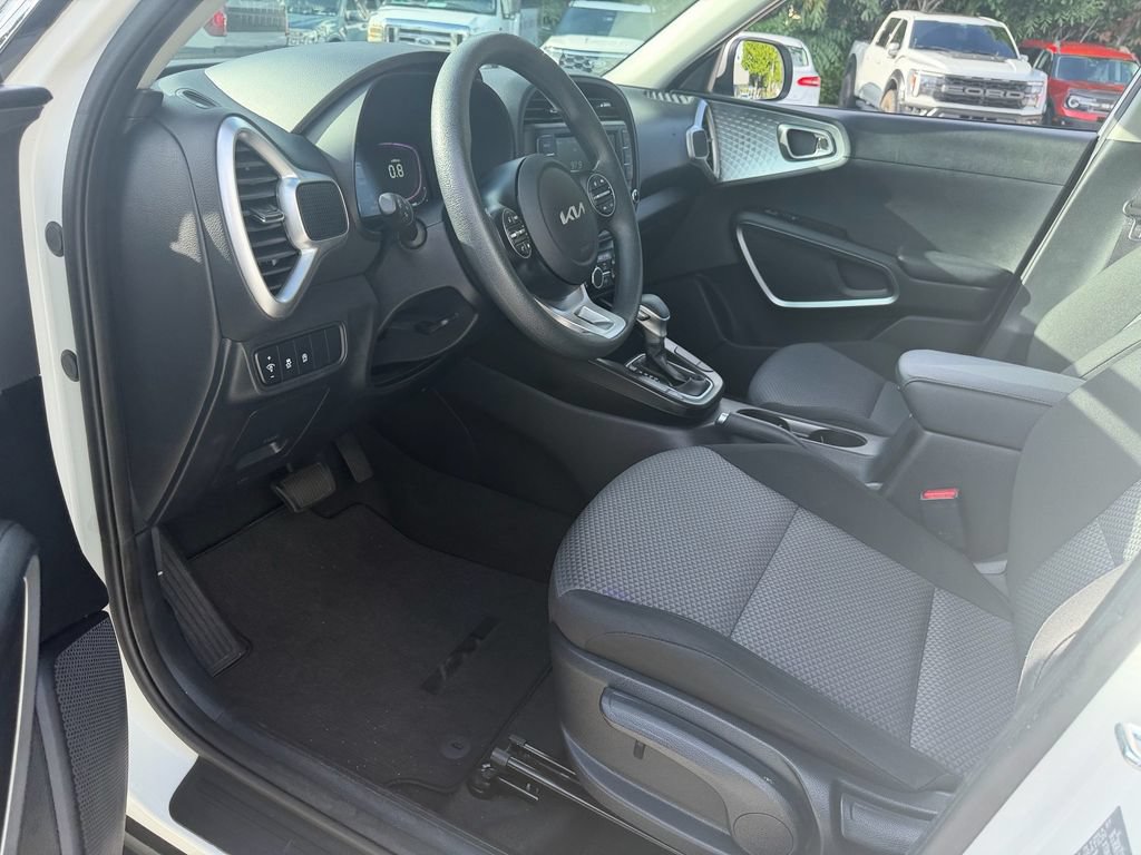 Used 2025 Kia Soul LX w/ LX Technology Package FWD image 11