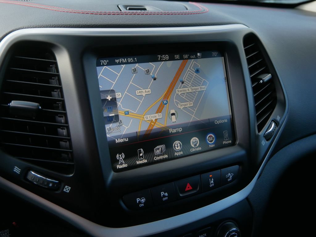 Used 2018 Jeep Cherokee Trailhawk AWD/4WD image 27