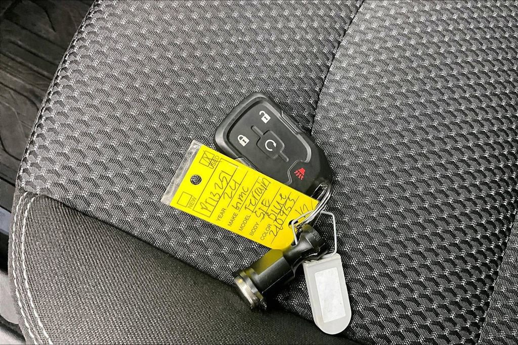 Used 2024 GMC Terrain SLE w/ Driver Convenience Package image 13