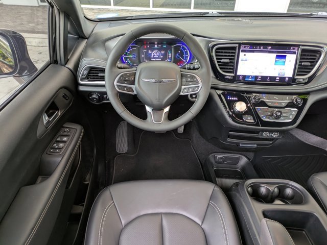 Used 2025 Chrysler Pacifica Select image 14