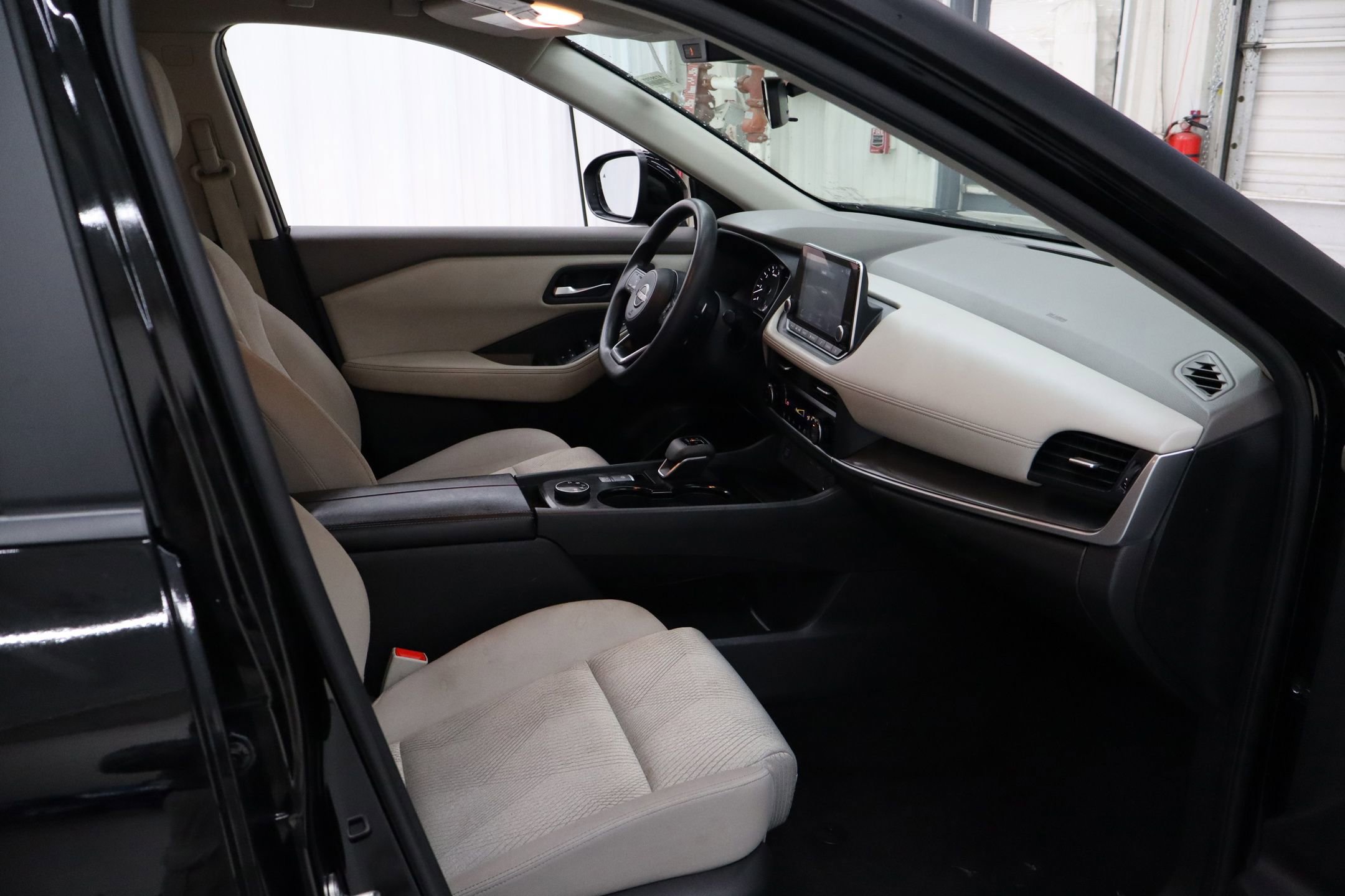 Used 2024 Nissan Rogue SV image 28