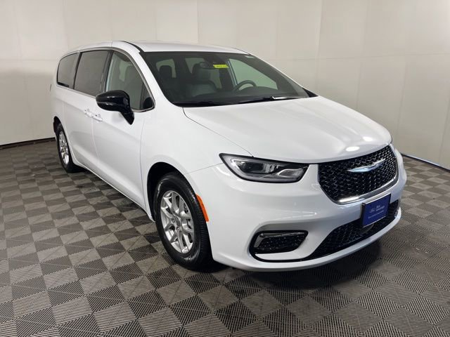 Used 2025 Chrysler Pacifica Select image 6