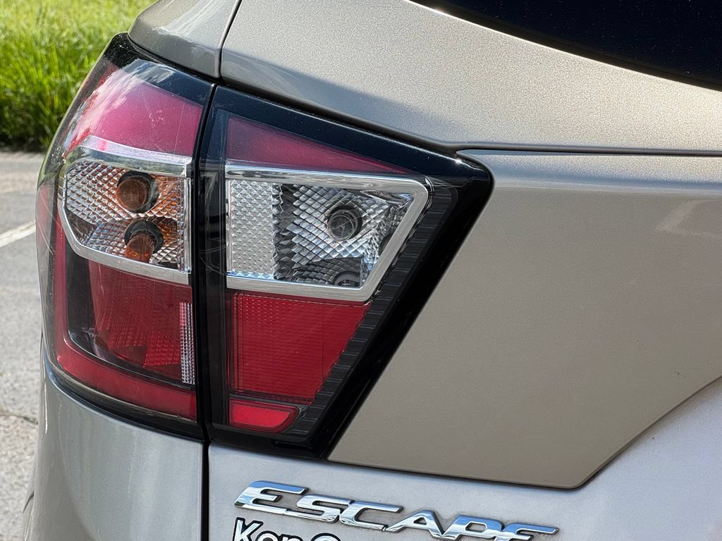 Certified 2018 Ford Escape SE FWD image 11