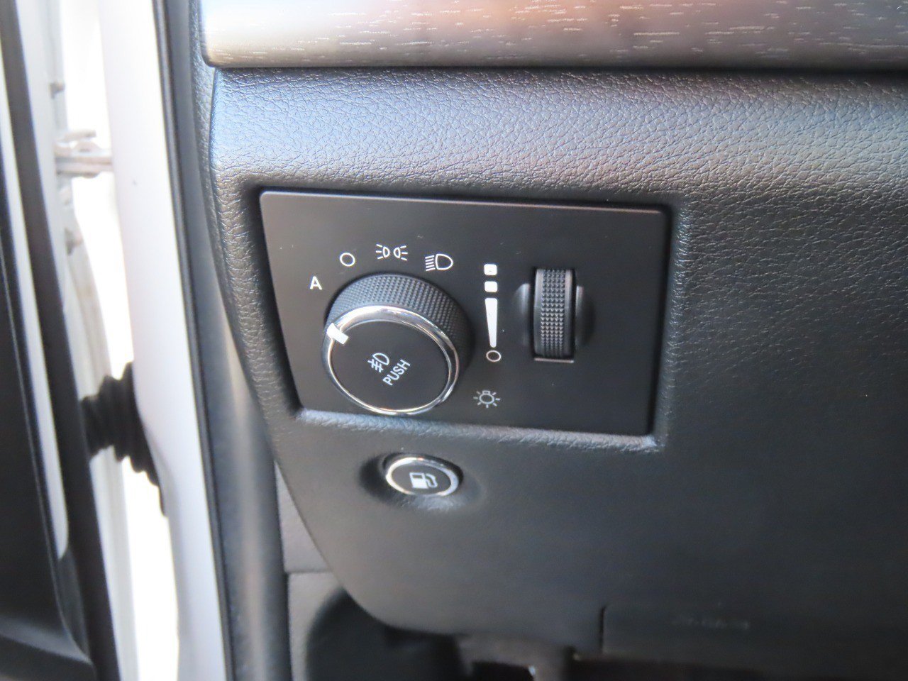 Used 2018 Jeep Grand Cherokee Altitude AWD/4WD image 27