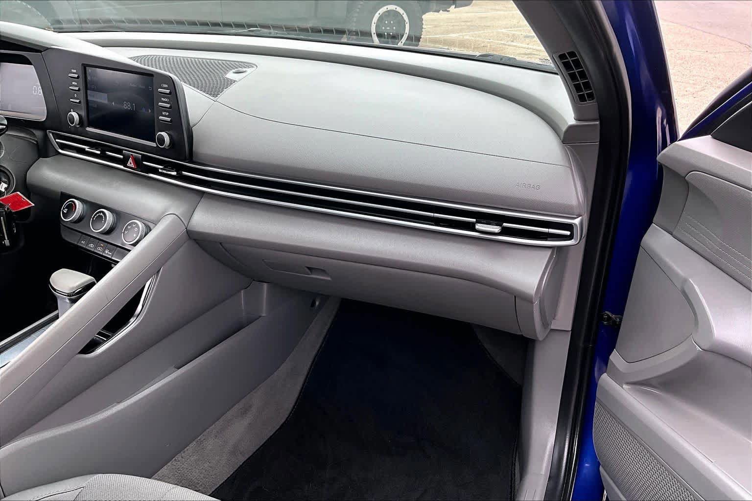 Used 2024 Hyundai Elantra SE FWD image 17