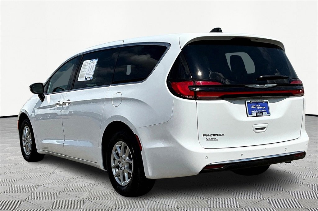 Used 2025 Chrysler Pacifica Select image 2