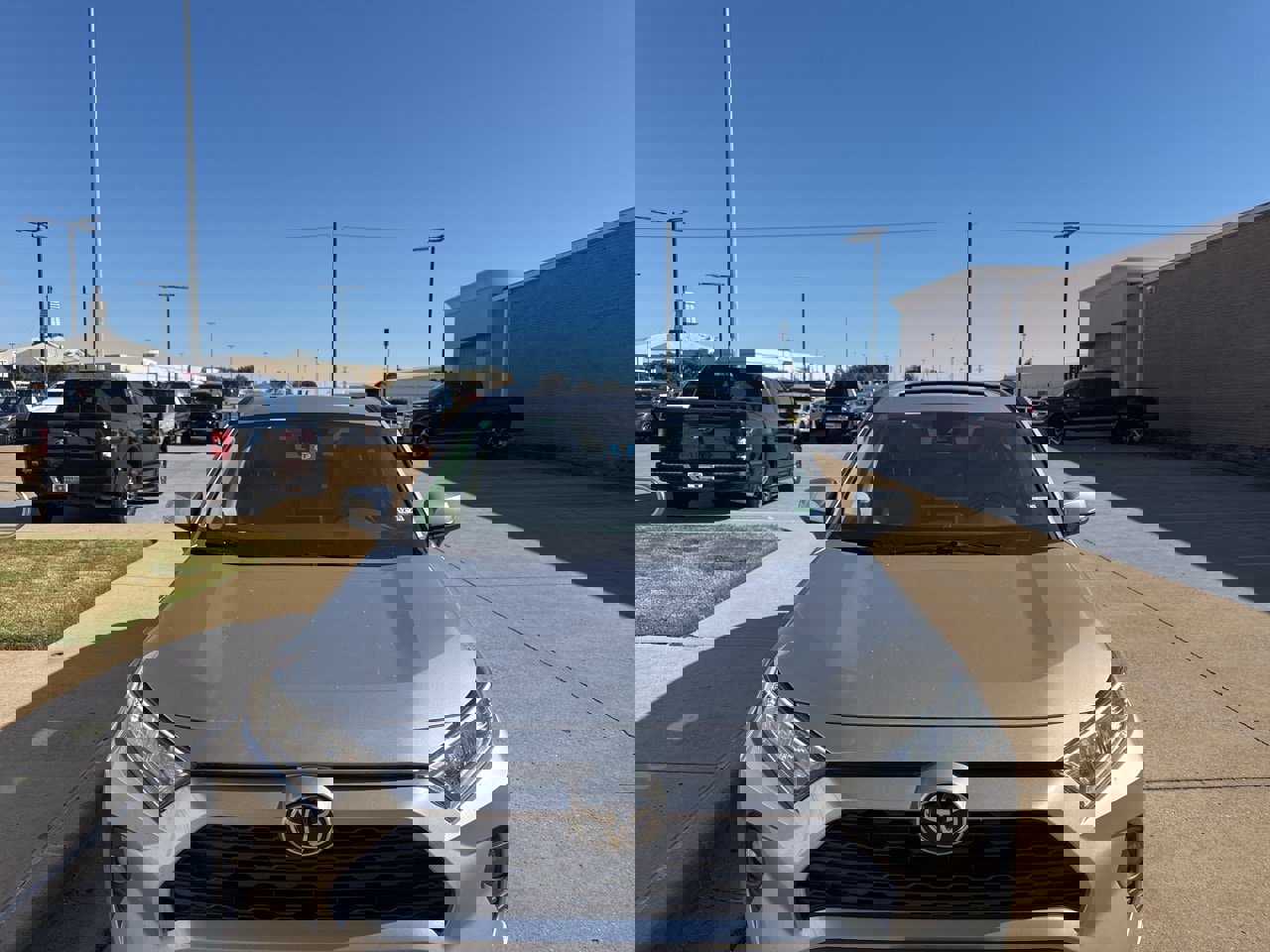 Used 2021 Toyota RAV4 XLE Premium image 2