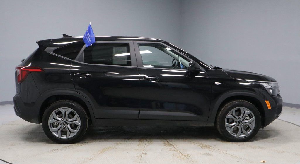 Used 2025 Kia Seltos LX image 6