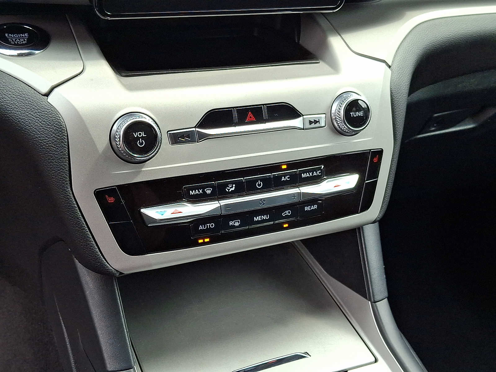 Certified 2024 Ford Explorer XLT AWD/4WD image 4