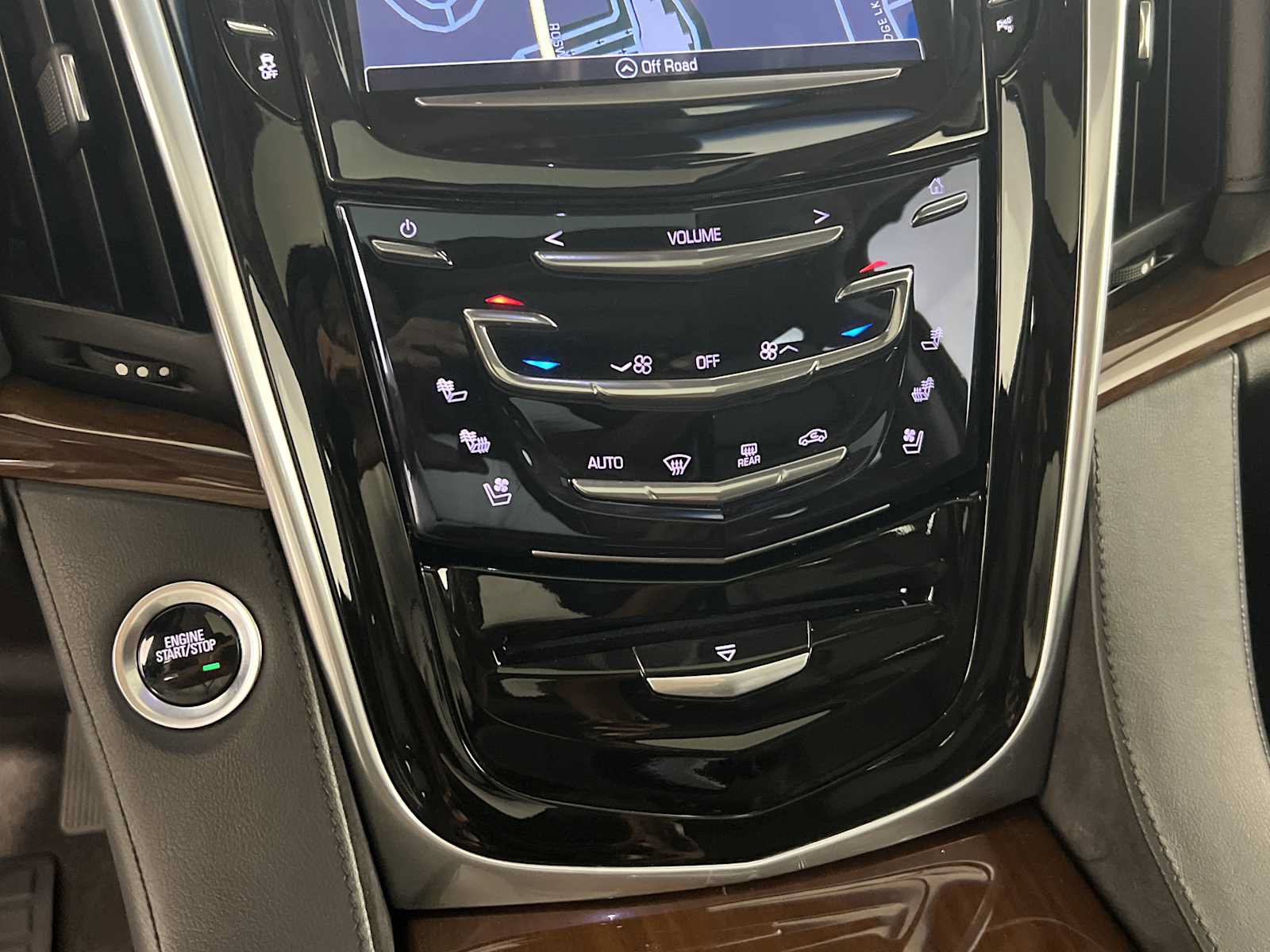 Used 2020 Cadillac Escalade ESV Premium Luxury w/ Escalade Sport Edition RWD image 38