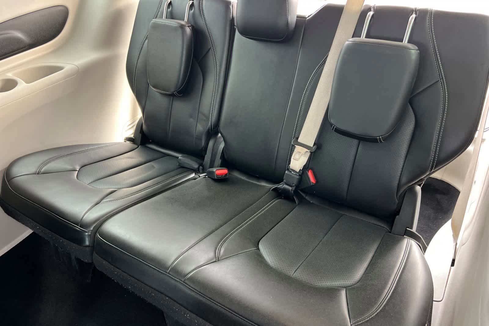 Used 2023 Chrysler Pacifica Touring-L image 16