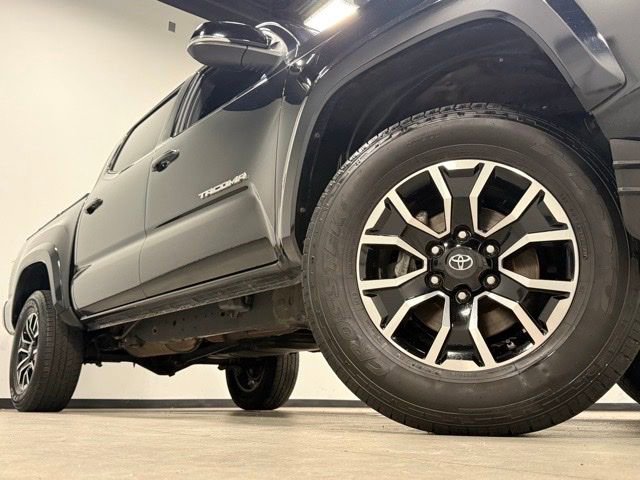 Used 2020 Toyota Tacoma TRD Sport w/ Technology Package AWD/4WD image 3