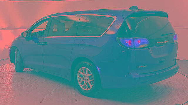 Used 2023 Chrysler Voyager LX image 3