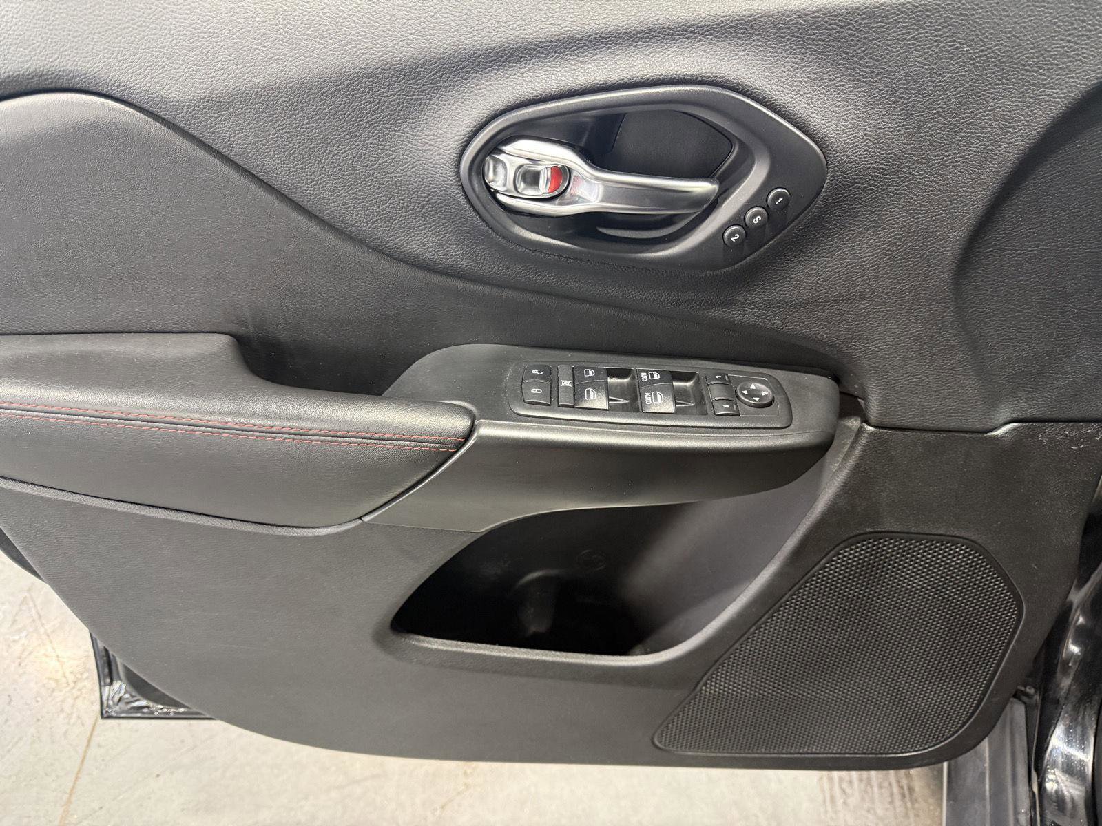 Used 2019 Jeep Cherokee Trailhawk AWD/4WD image 20