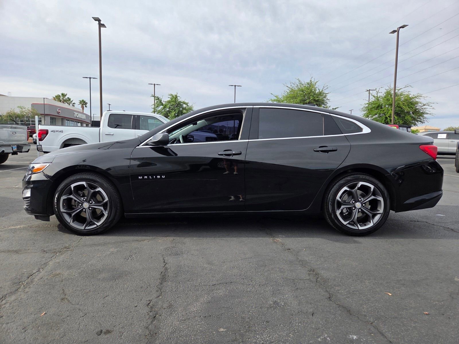 Used 2023 Chevrolet Malibu LT image 2