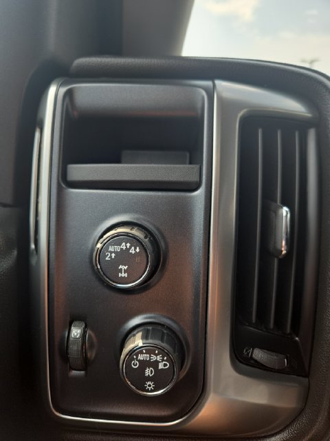 Used 2018 Chevrolet Silverado 1500 LTZ AWD/4WD image 31