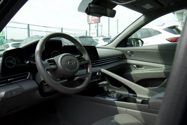 Used 2025 Hyundai Elantra SEL FWD image 13