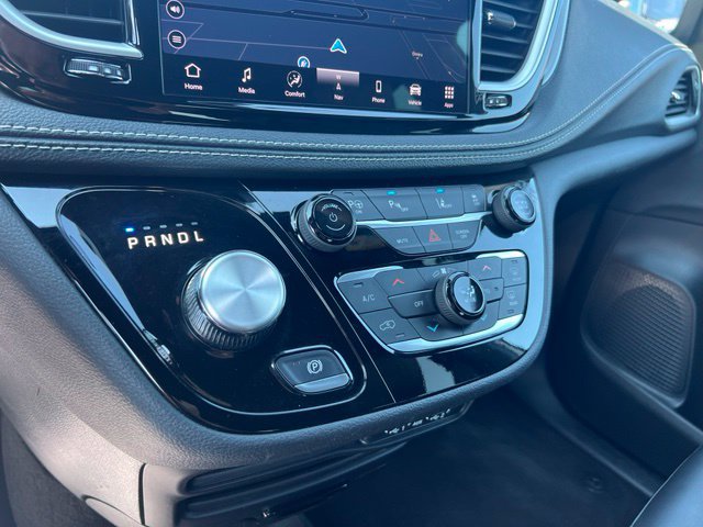 Used 2024 Chrysler Pacifica Limited FWD image 16