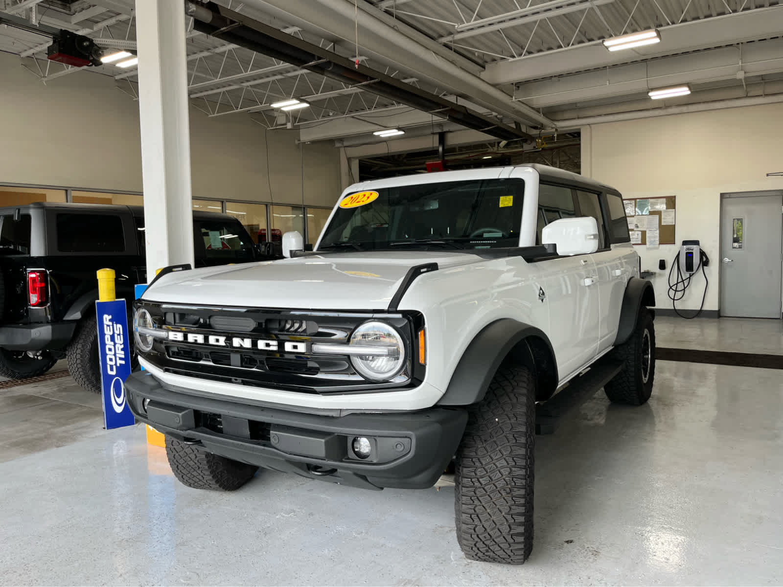 Certified 2023 Ford Bronco Outer Banks w/ Sasquatch Package AWD/4WD image 5