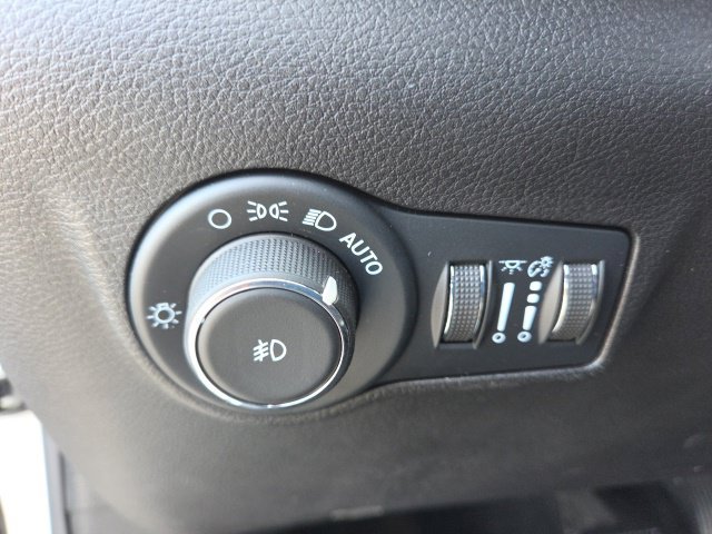 Used 2025 Jeep Compass Trailhawk AWD/4WD image 29